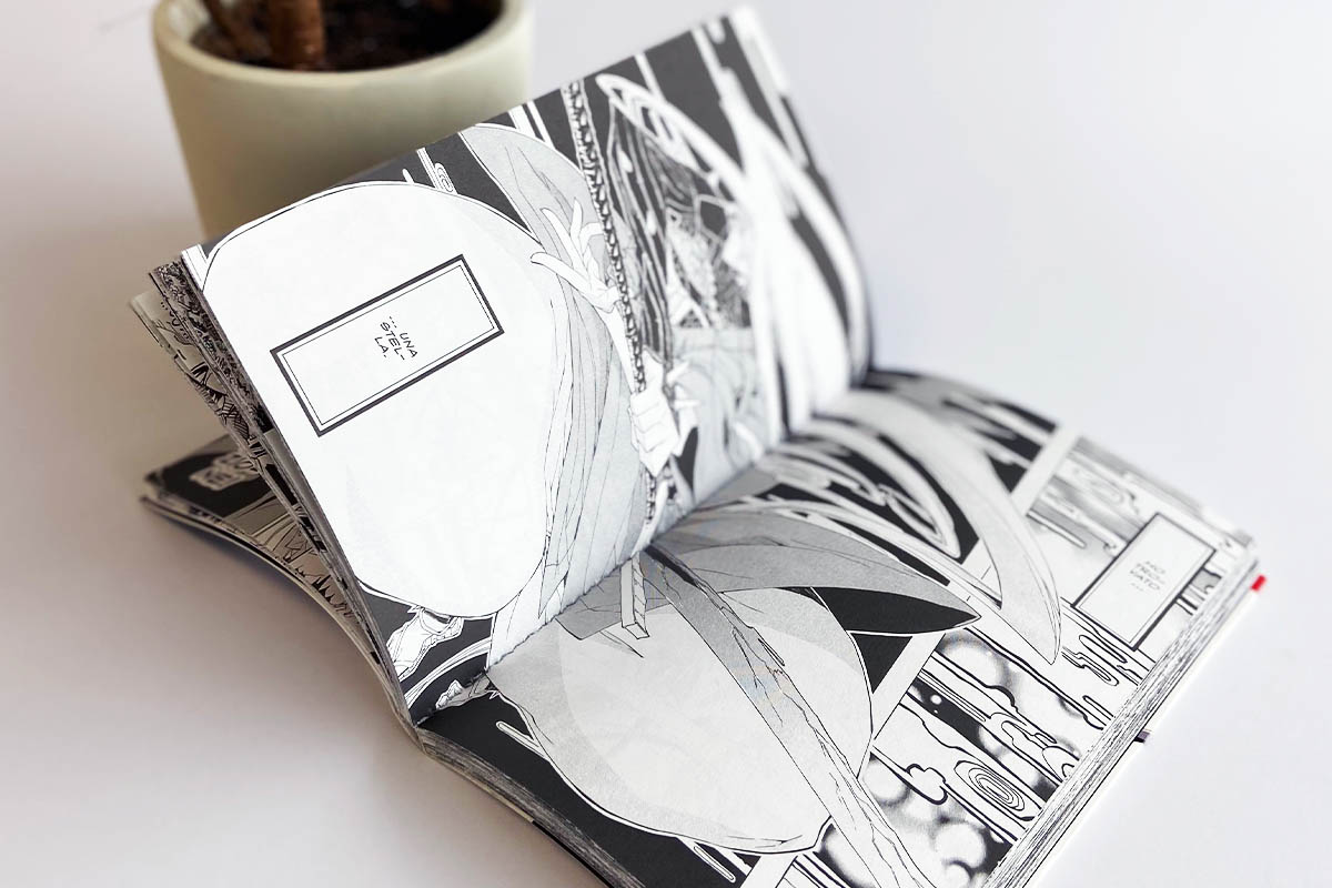 Libro aperto stampato in digitale, con grafica in bianco e nero e rilegatura flessibile