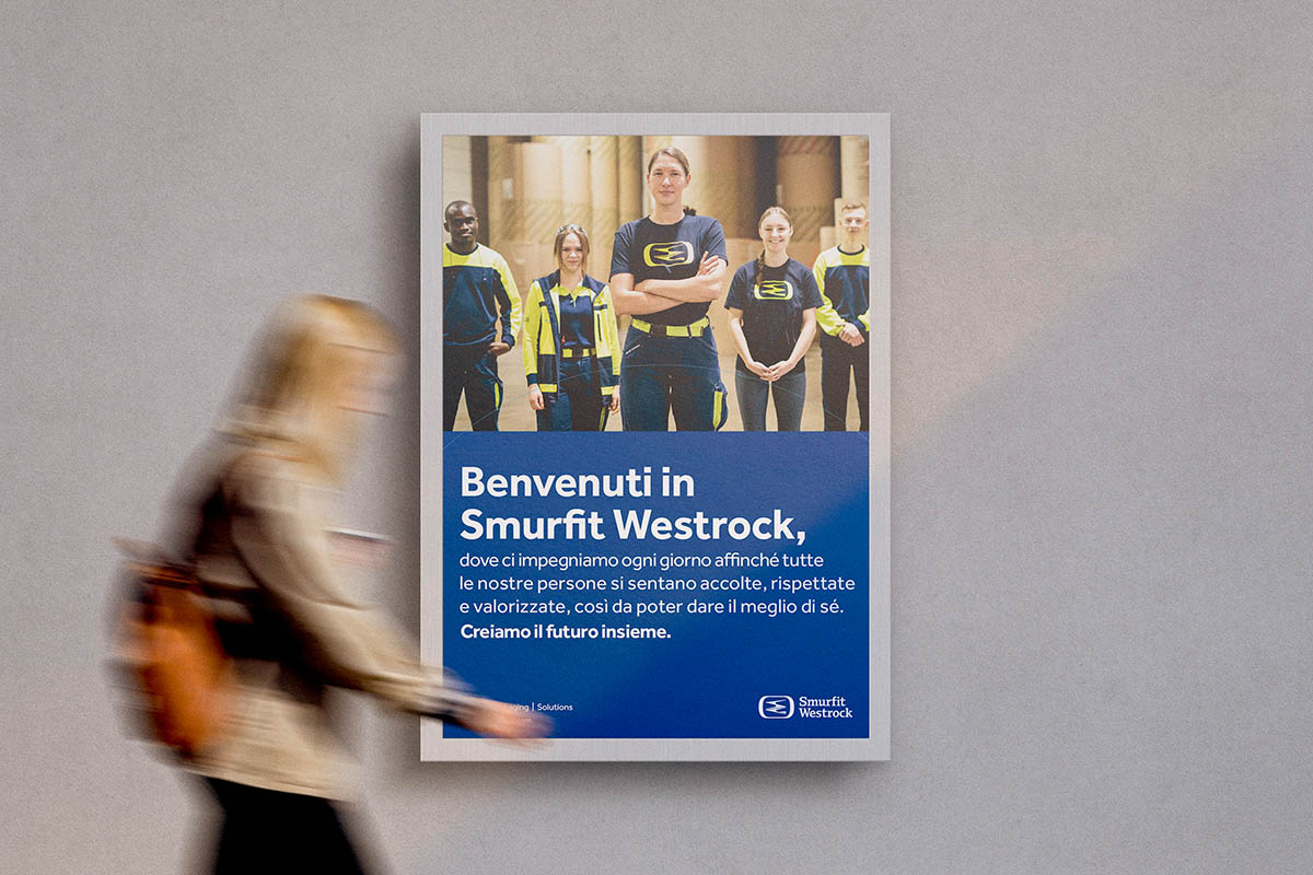 Locandina pubblicitaria stampata in digitale e applicata su pannello per esposizione indoor