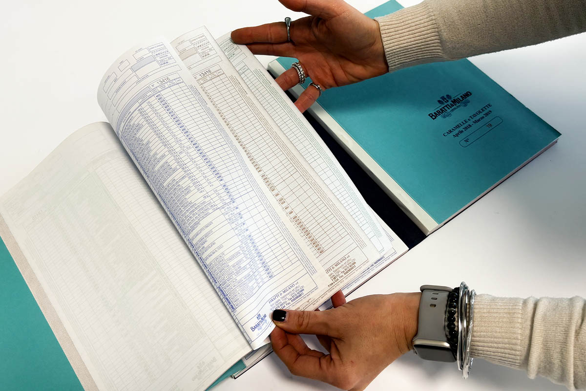 Documenti aziendali stampati: registro rilegato e modulistica in carta intestata